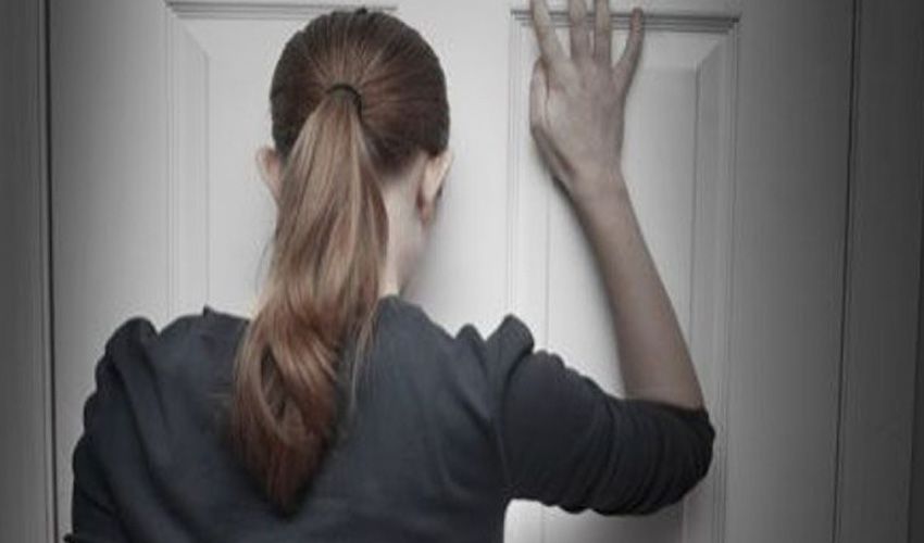Bewoner van Heemstede wacht bij een deur die dichtviel