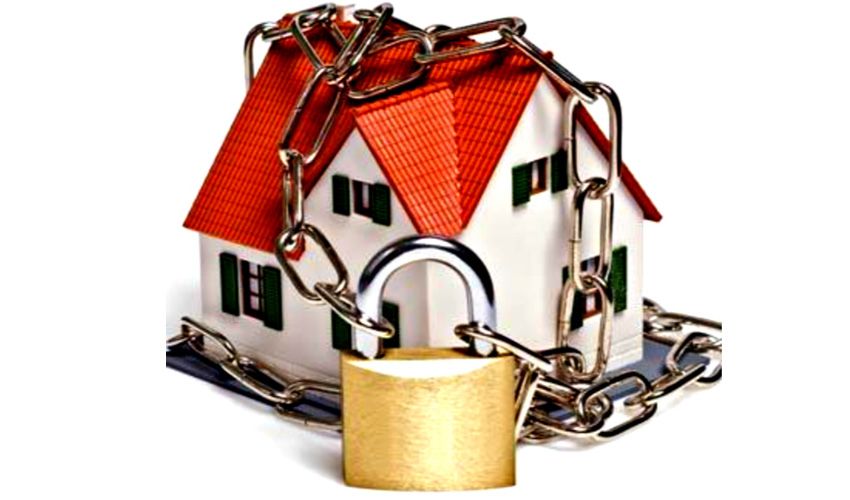 Goed beveiligde voordeur van een woning in Heemstede
